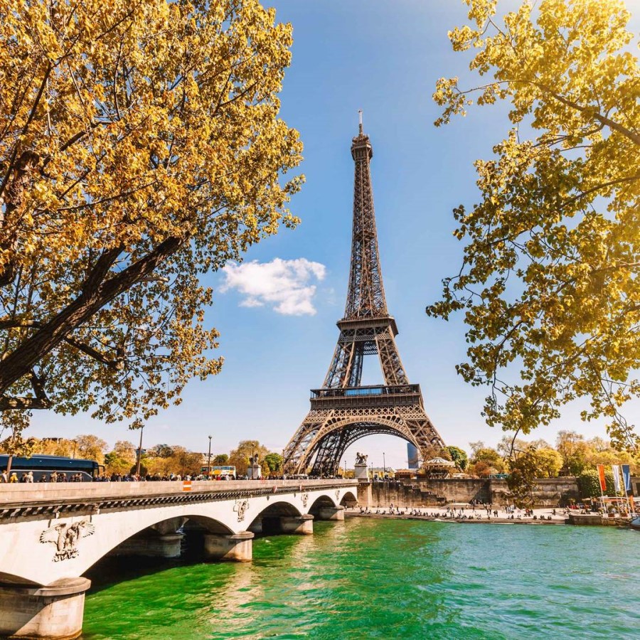 Chụp hình toàn cảnh tháp Eiffel tại Paris