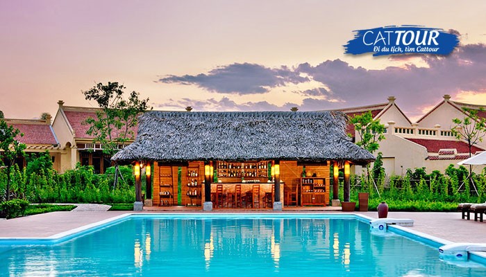 Không gian bể bơi ngoài trời tại Emeralda Resort
