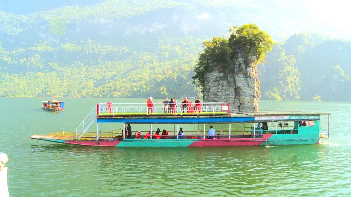 Xuôi thuyền tham quan hồ Na Hang