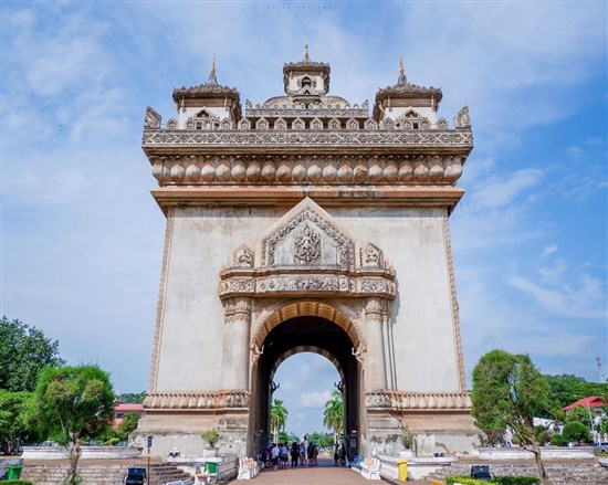 Đến Viêng Chăn nhất định phải ghé thăm Khải Hoàn Môn Lào - tượng đài Patuxai