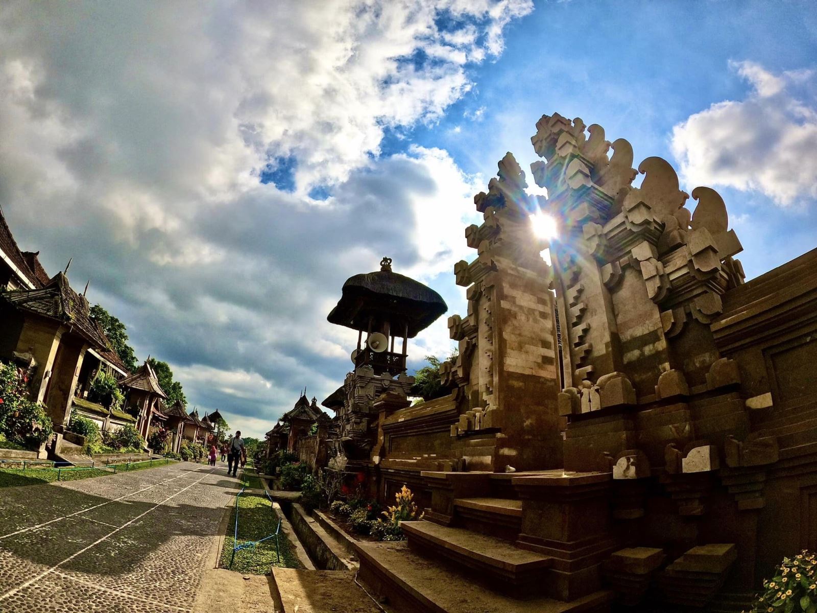 Người dân ở Bali chủ yếu theo Hindu Giáo và rất thân thiện, dễ mến