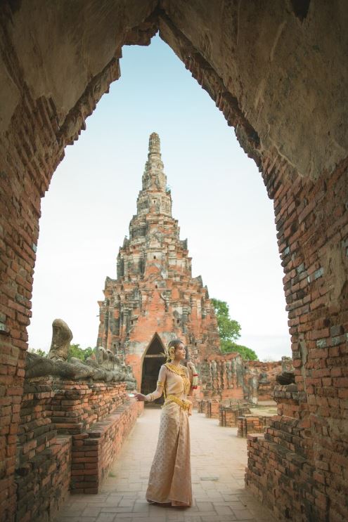 Mặc Sarong để chụp ảnh sẽ phù hợp với vẻ đẹp linh thiêng của đền Angkor Wat nhất