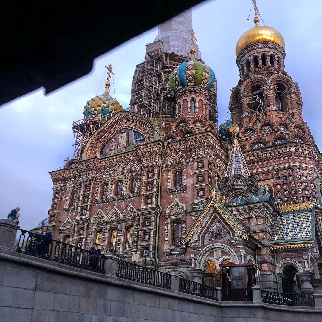 Nhà thờ Đấng Cứu Thế Trên Máu cao 81m, và năm 1881 cũng là năm mất của Nga Hoàng