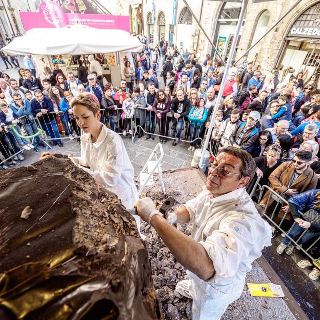 Thưởng thức sô cô la tại Lễ hội Eurochocolate của Perugia, Italy