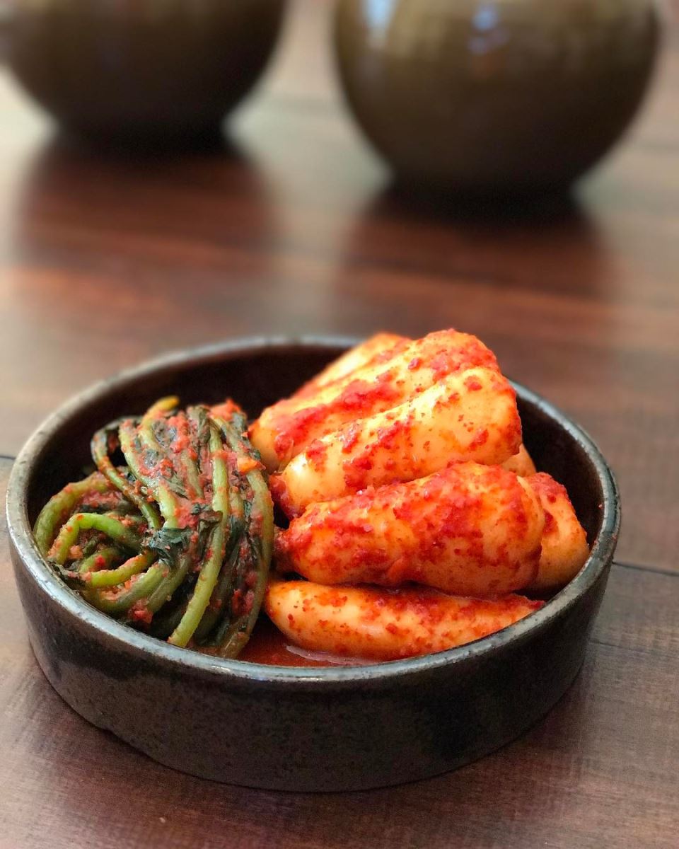 Chonggak Kimchi được làm từ loại củ cải nhỏ và được muối nguyên cả củ