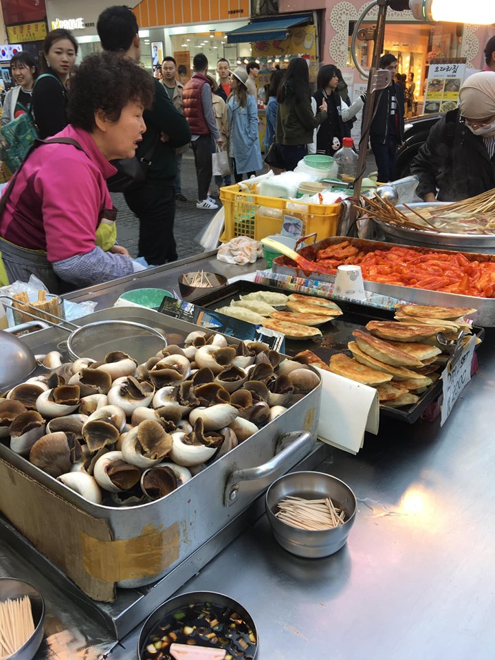 Những chú ốc mỡ béo ngậy ở chợ Myeongdong sẽ đánh thức mọi giác quan của bạn