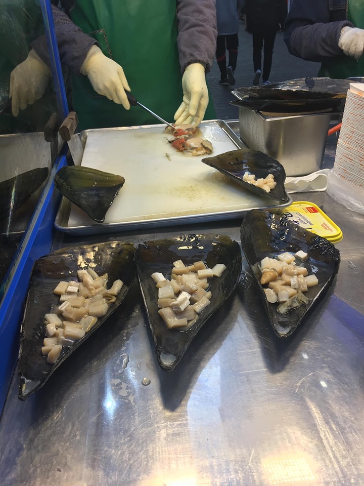 Những con sò mai khổng lồ với phần thịt giòn tanh tách được bán với giá 6 - 7.000 won ở chợ đêm Myeongdong