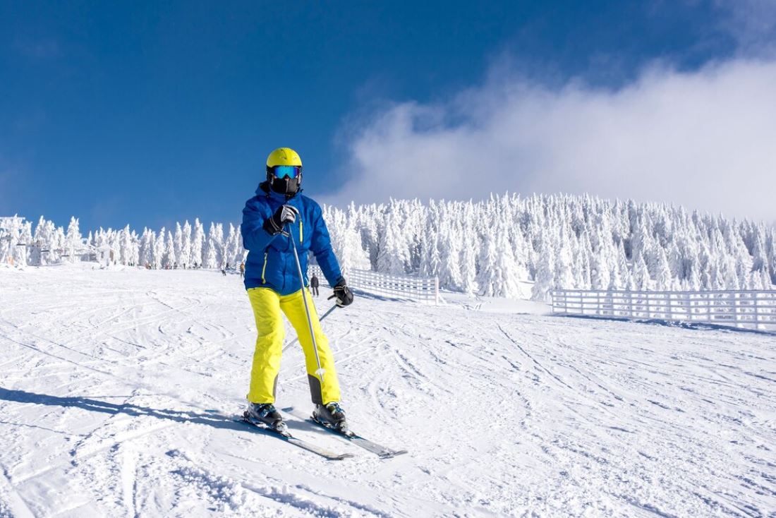 Cần làm quen với tuyết trước khi trượt để không bị ngã nhé các bạn!