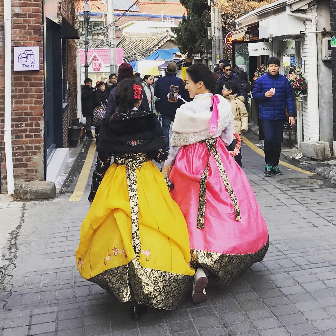 Vào ngày Tết, các cô gái Hàn Quốc thường mặc Hanbok rực rỡ và đi chơi Tết