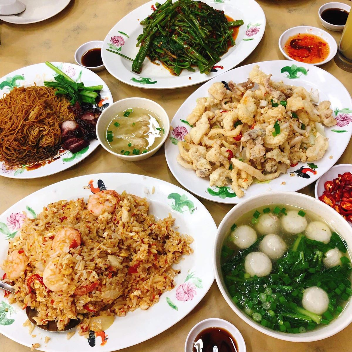 Đồ ăn của Malaysia khá dễ ăn và đa phần phù hợp với khẩu vị người Việt mình, chỉ có điều hơi cay và nhiều dầu mỡ một chút thôi