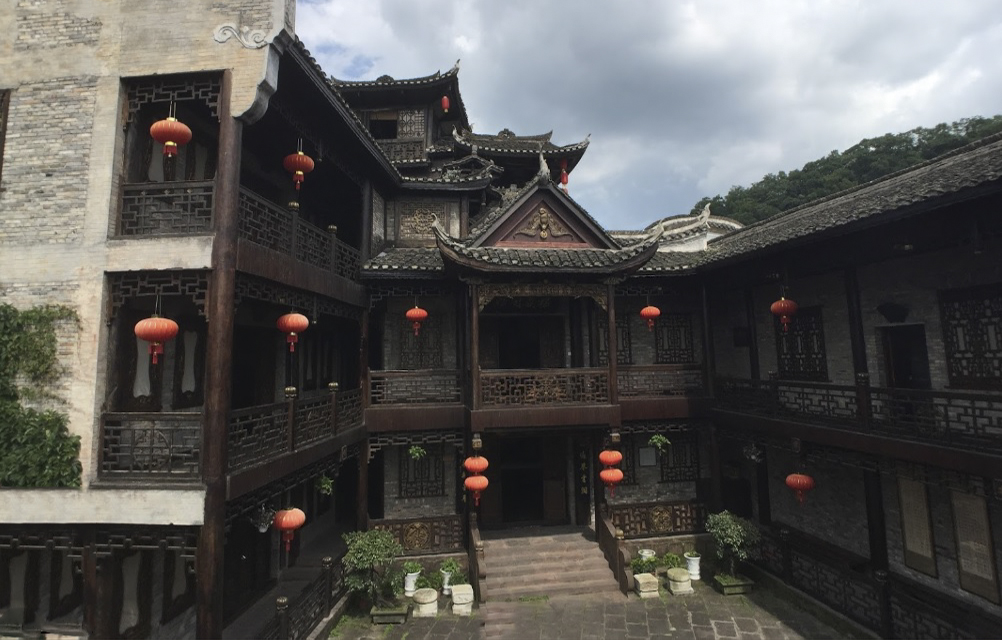 Nhà cũ của Thẩm Tùng Văn là một ngôi nhà mang đậm kiến trúc của người Miêu ở Phượng Hoàng