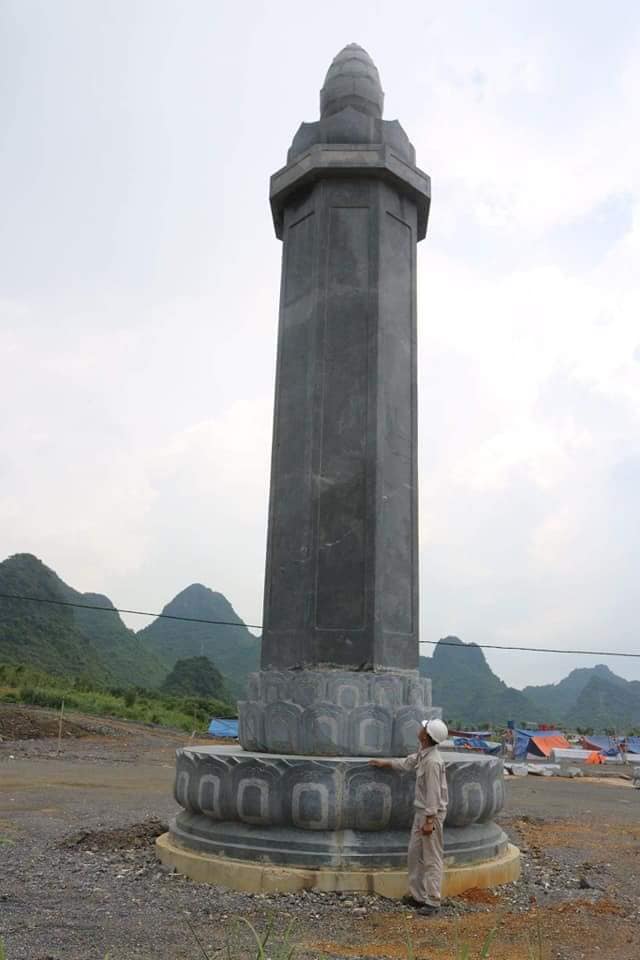 Cột kinh nặng 200 tấn trong Khu Vườn Kinh