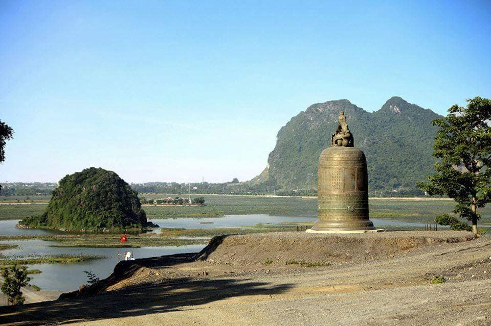 Hồ Lục Nhạc ở trước mặt quần thể chùa Tam Chúc