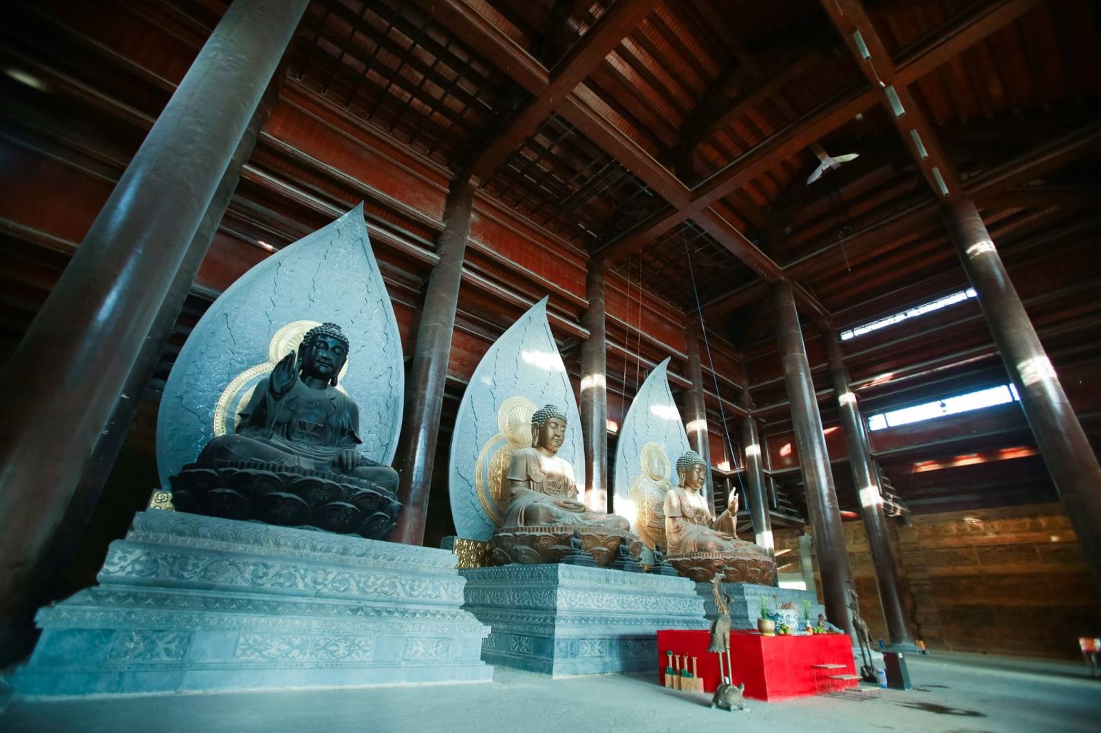 Điện Tam Bảo với 3 pho tượng Phật bằng đồng nặng 80 tấn