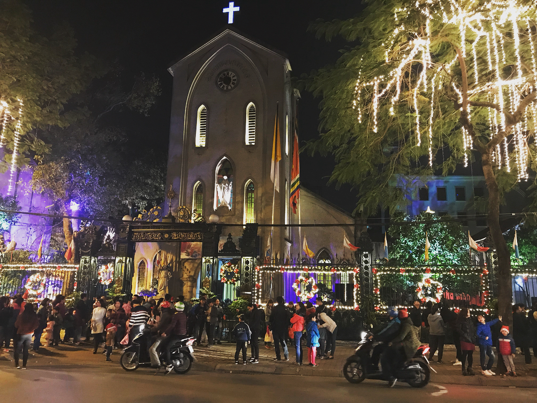 Nhà thờ Hàm Long làm nổi bật một góc phố mỗi khi dịp Giáng Sinh đến