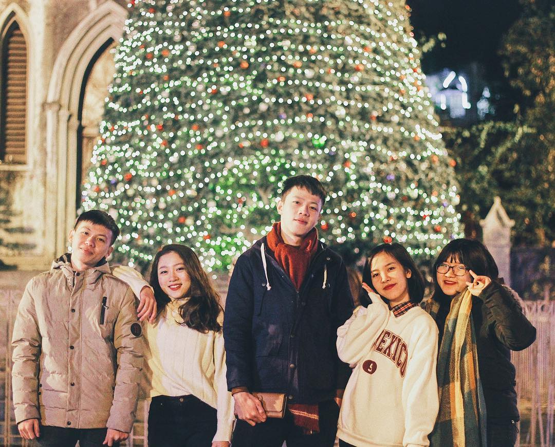 Trước cổng nhà thờ Lớn Hà Nội đã trang hoàng rực rỡ với cây thông Noel khổng lồ để đón khách rồi đấy các bạn ạ
