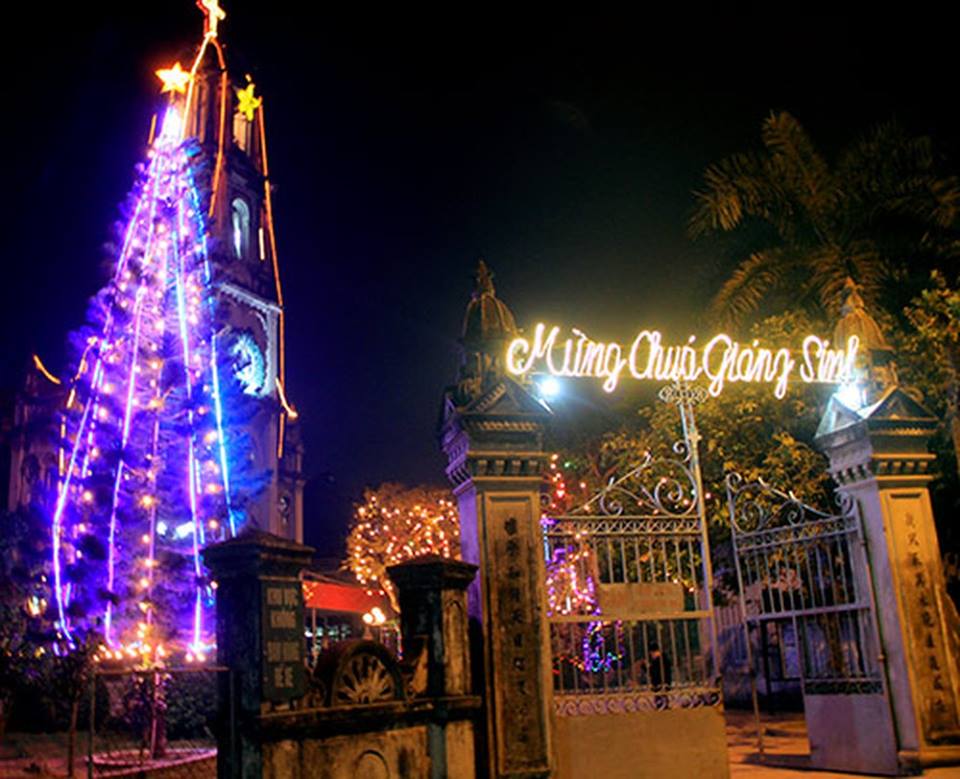 Nhà thờ Phùng Khoang là điểm đến không thể bỏ qua vào đêm Giáng Sinh của các bạn trẻ ở huyện Từ Liêm