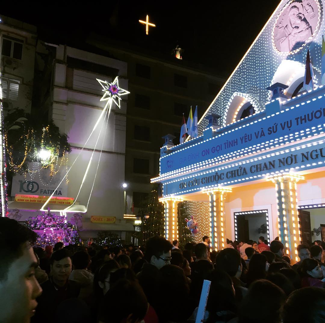 Nhà thờ Thái Hà cũng được trang hoàng long lanh dịp Giáng Sinh