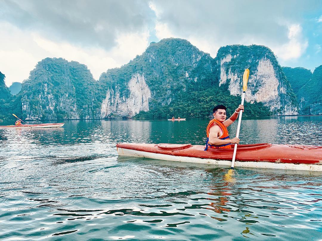 Chèo thuyền kayak thăm vịnh Lan Hạ