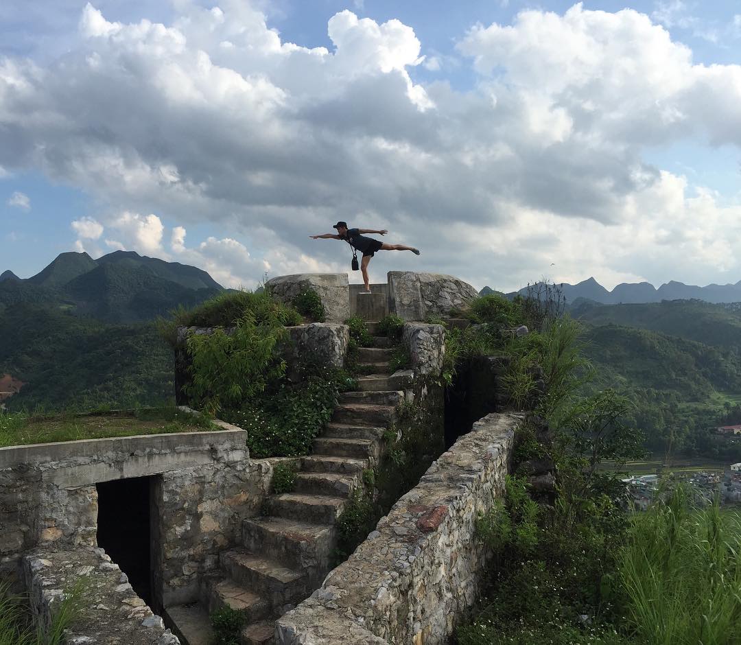 Từ Đồn Cao, bạn có thể phóng tầm mắt nhìn toàn cảnh thị trấn Đồng Văn