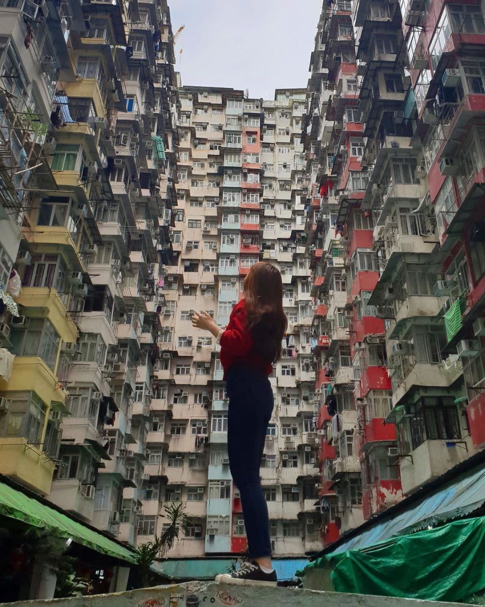 Hồng Kông tháng 6 với những chiều hoàng hôn nhuộm đỏ rực một góc phố
