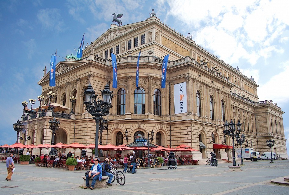 Chiêm ngưỡng nhà hát Opera Frankfurt nổi tiếng