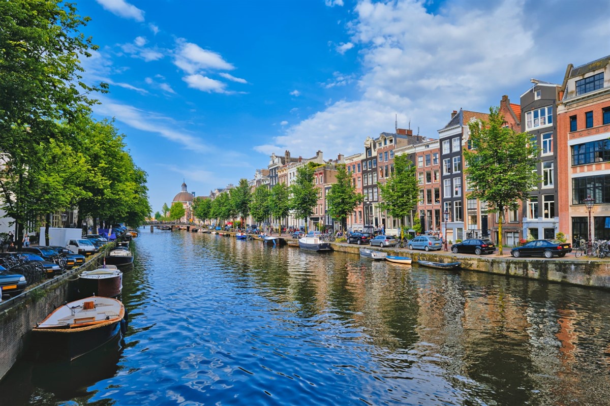 Xuôi thuyền trên sông tham quan Amsterdam - Hà Lan