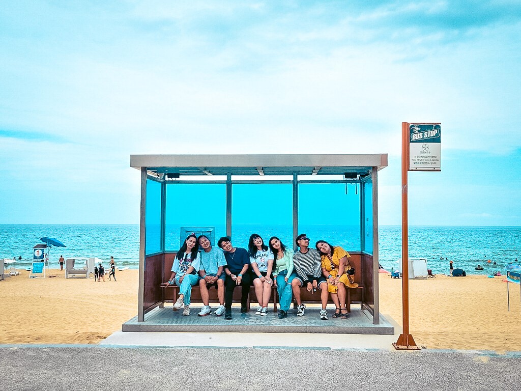 Không thể không chụp hình ở BTS Bus Stop