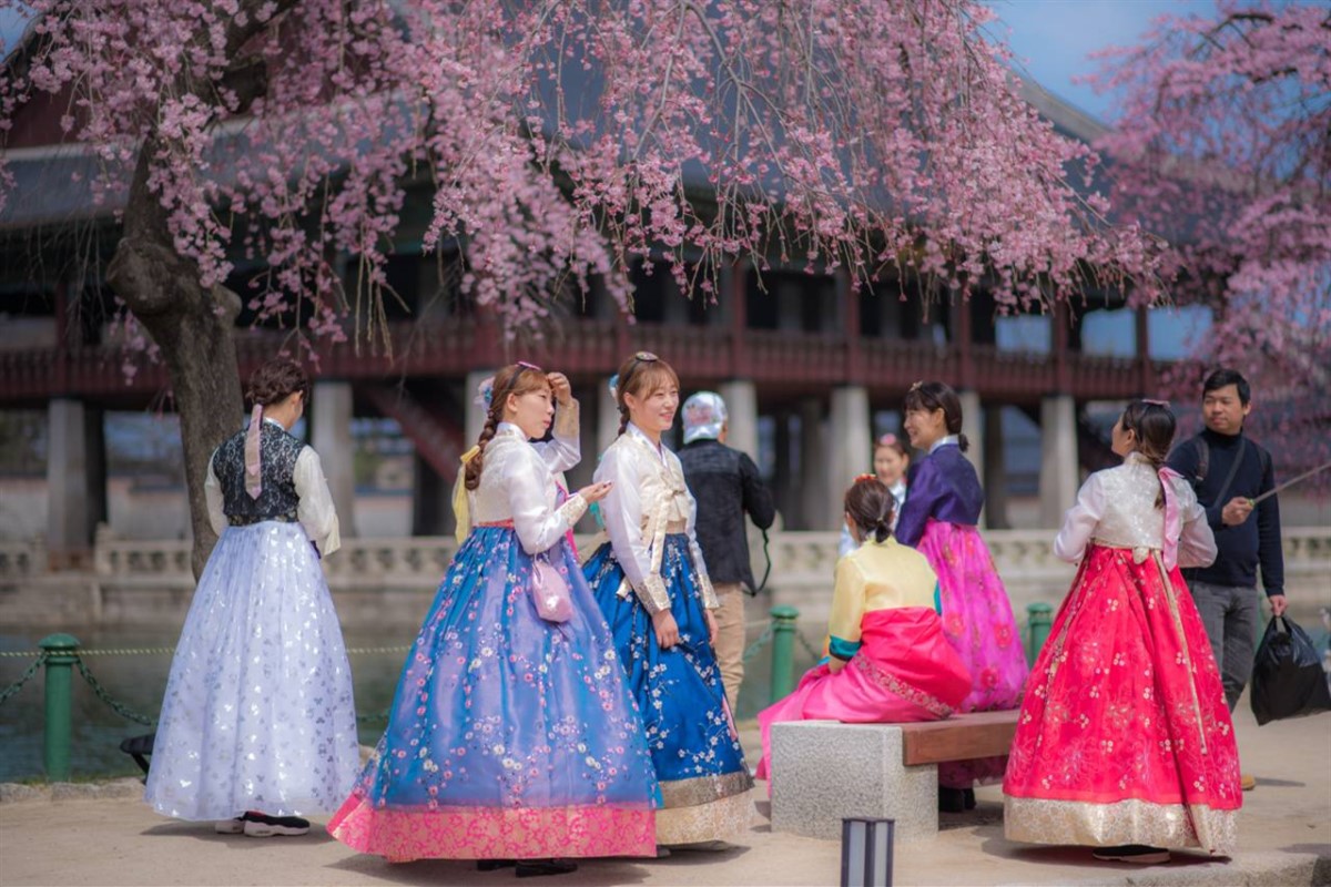 Chụp hình với áo Hanbok truyền thống