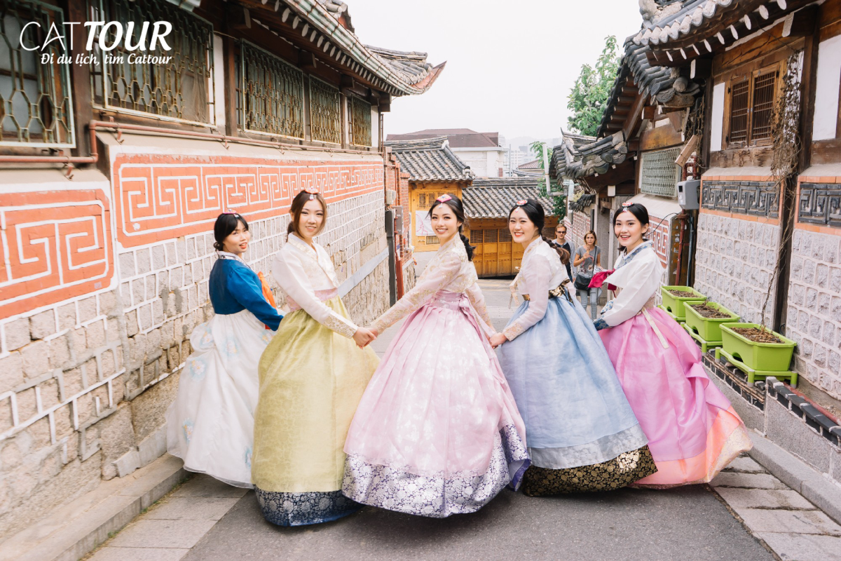 Chụp hình với áo Hanbok truyền thống