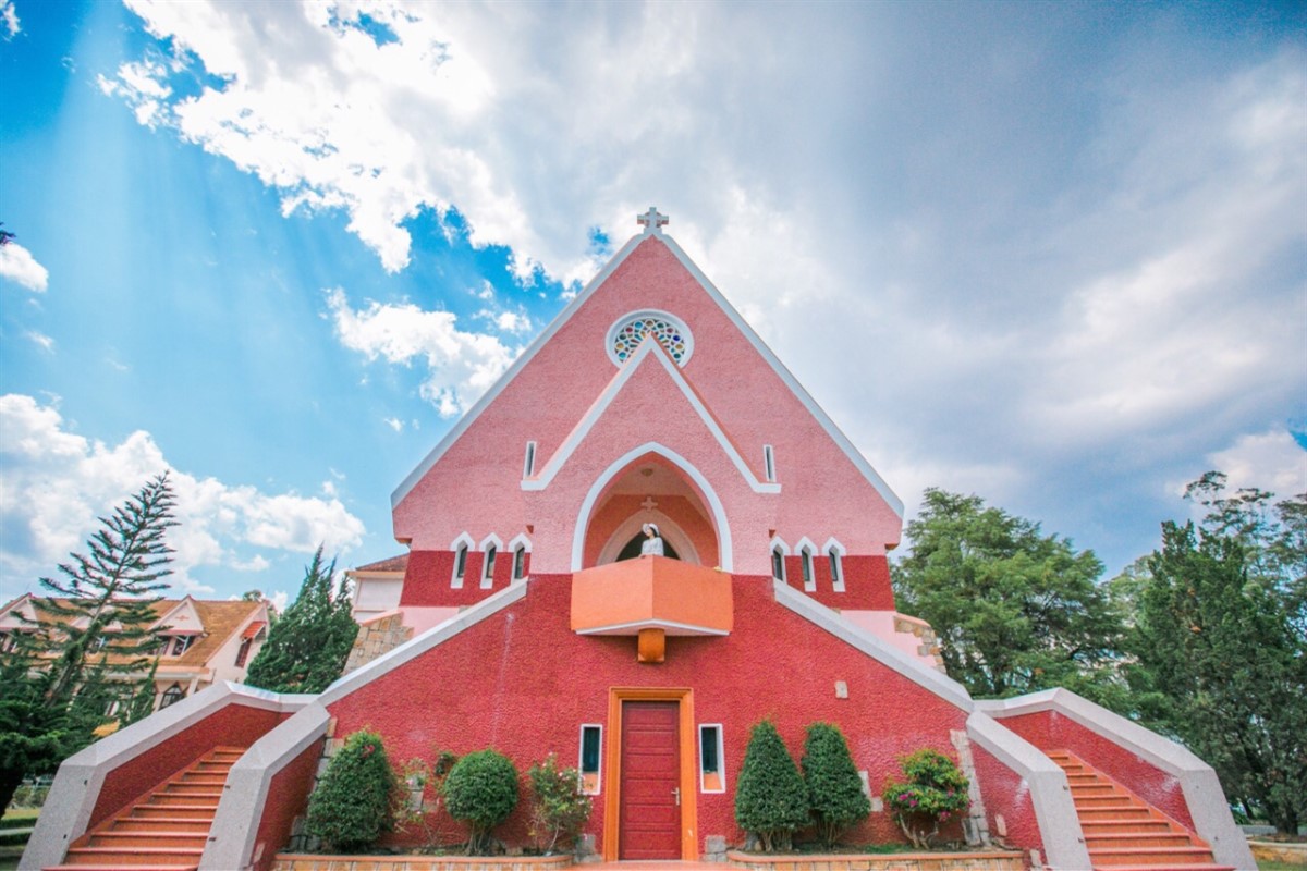Ghé nhà thờ Đức Bà với kiến trúc độc đáo