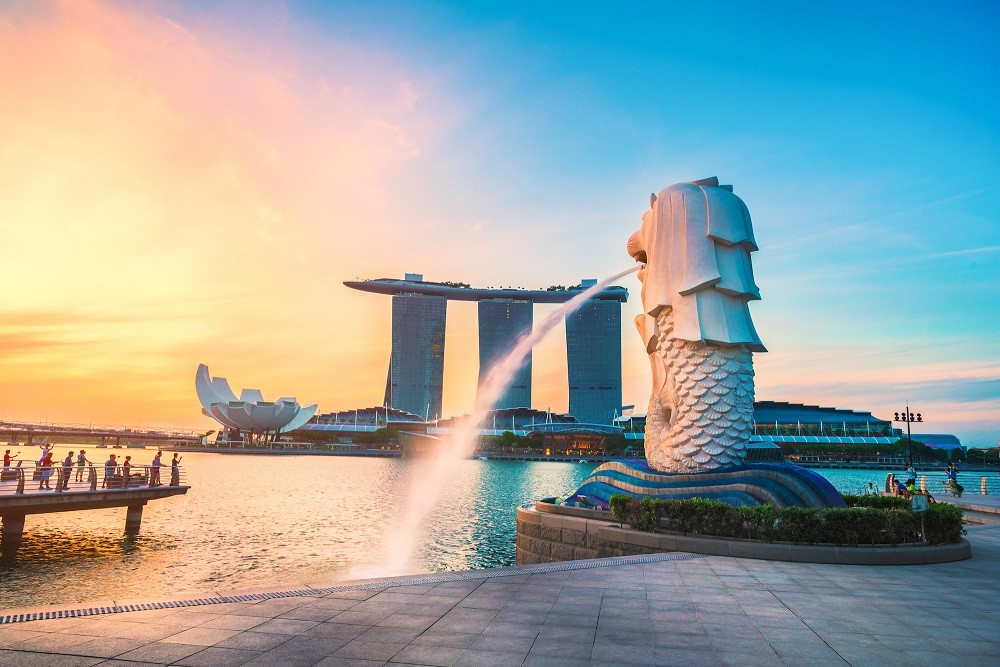 Chụp hình biểu tượng Merlion của Singapore