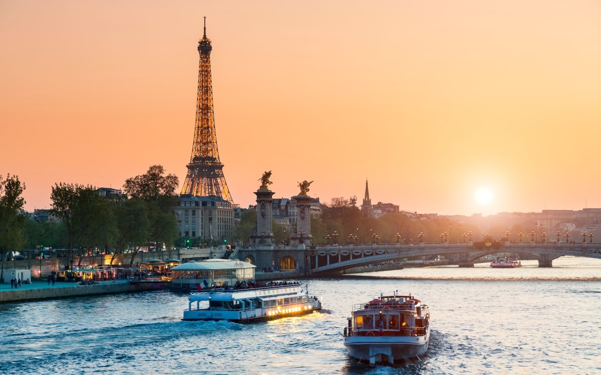 Check in ở tháp Eiffel - biểu tượng cho sự lãng mạn