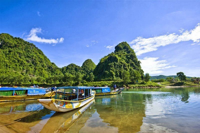 Xuôi thuyền tham quan động Phong Nha - Quảng Bình