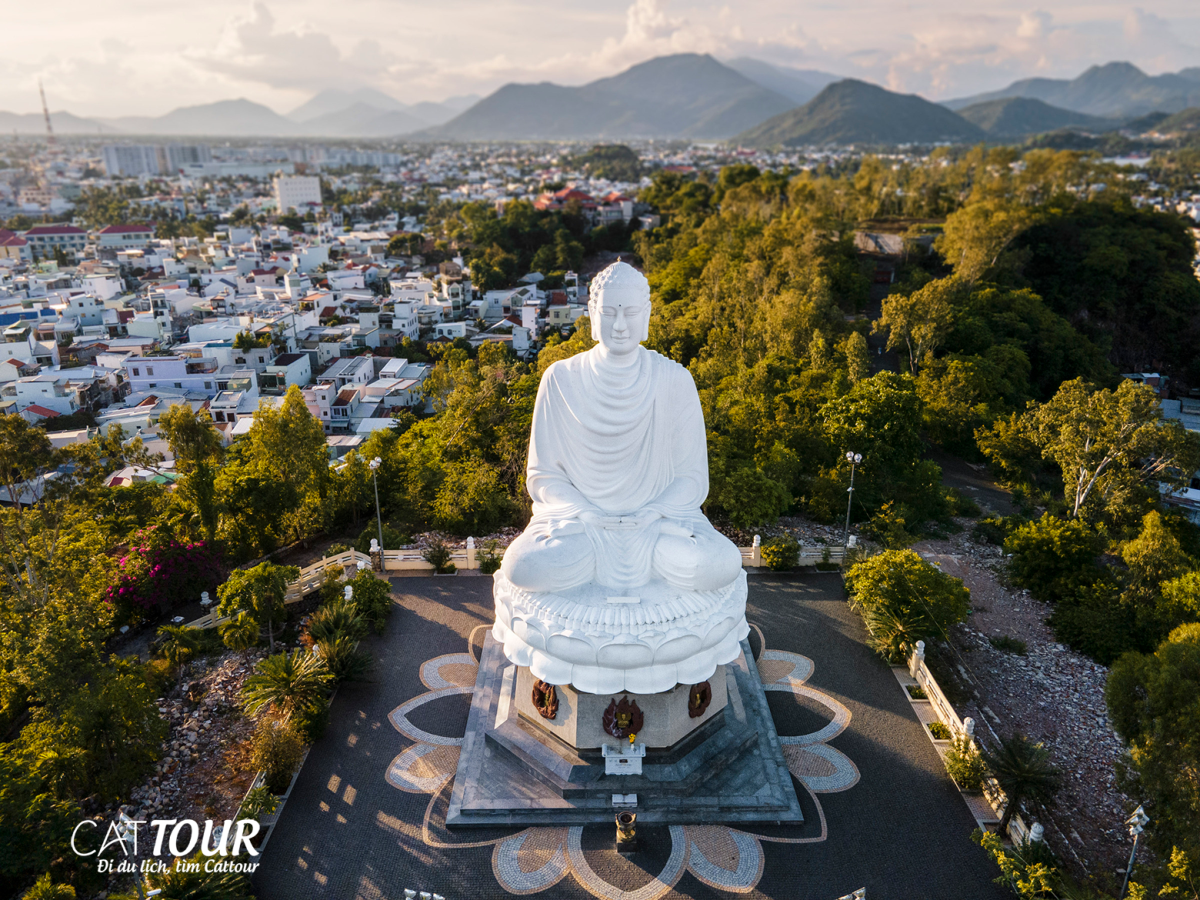 Ghé thăm chùa Long Sơn nổi tiếng