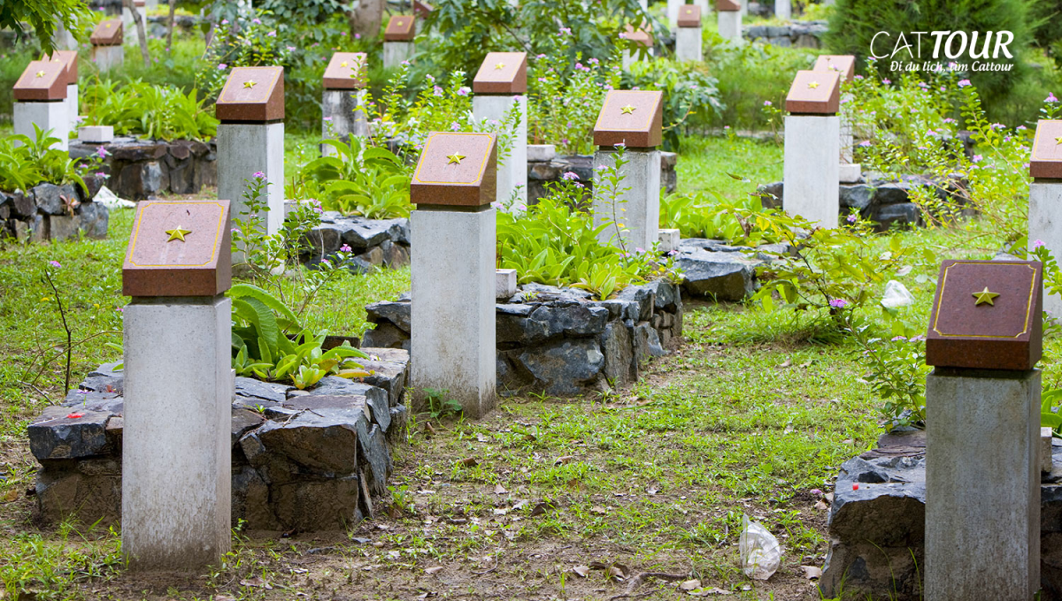 Thắp hương tại nghĩa trang Hàng Dương