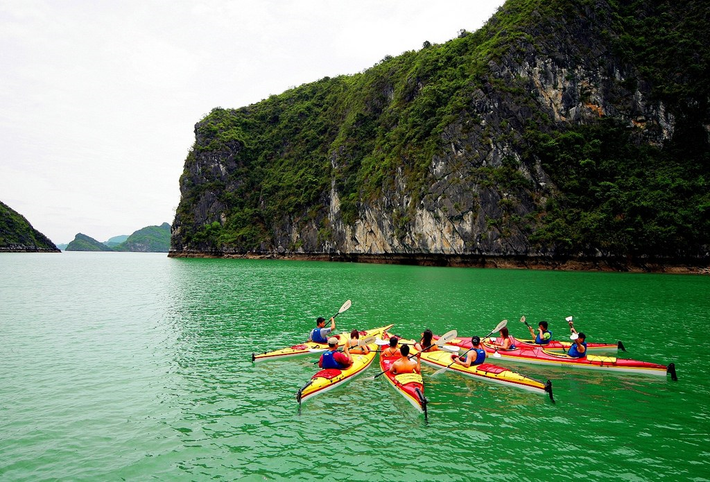 Vui chơi với hoạt động chèo Kayak trên vịnh