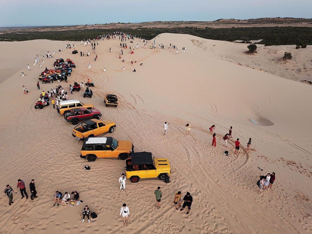 Thử cảm giác mạnh với xe jeep vượt đồi cát