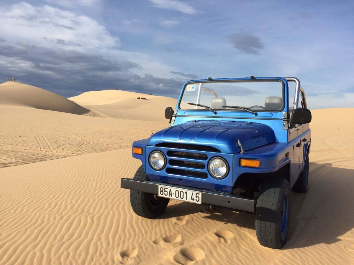 Thử cảm giác mạnh với xe jeep vượt đồi cát