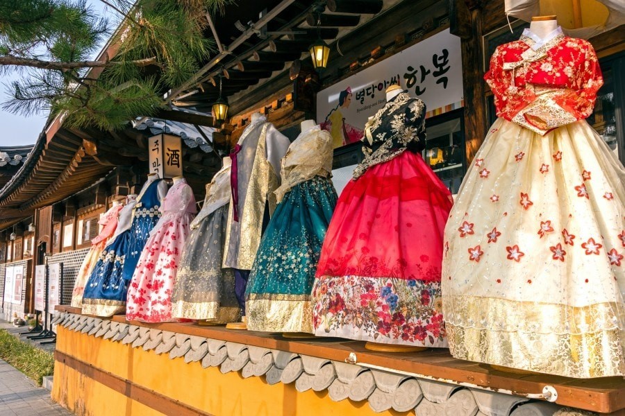 Chụp hình với áo Hanbok truyền thống