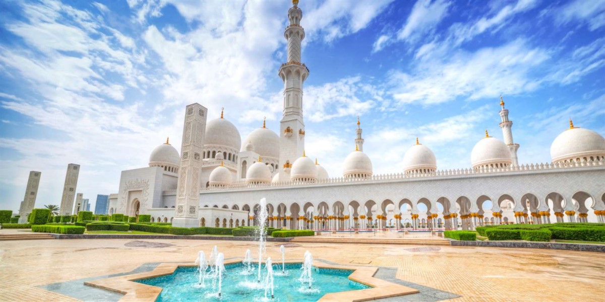 Ngỡ ngành trước cảnh đẹp Thánh đường Hồi giáo Sheikh Zayed