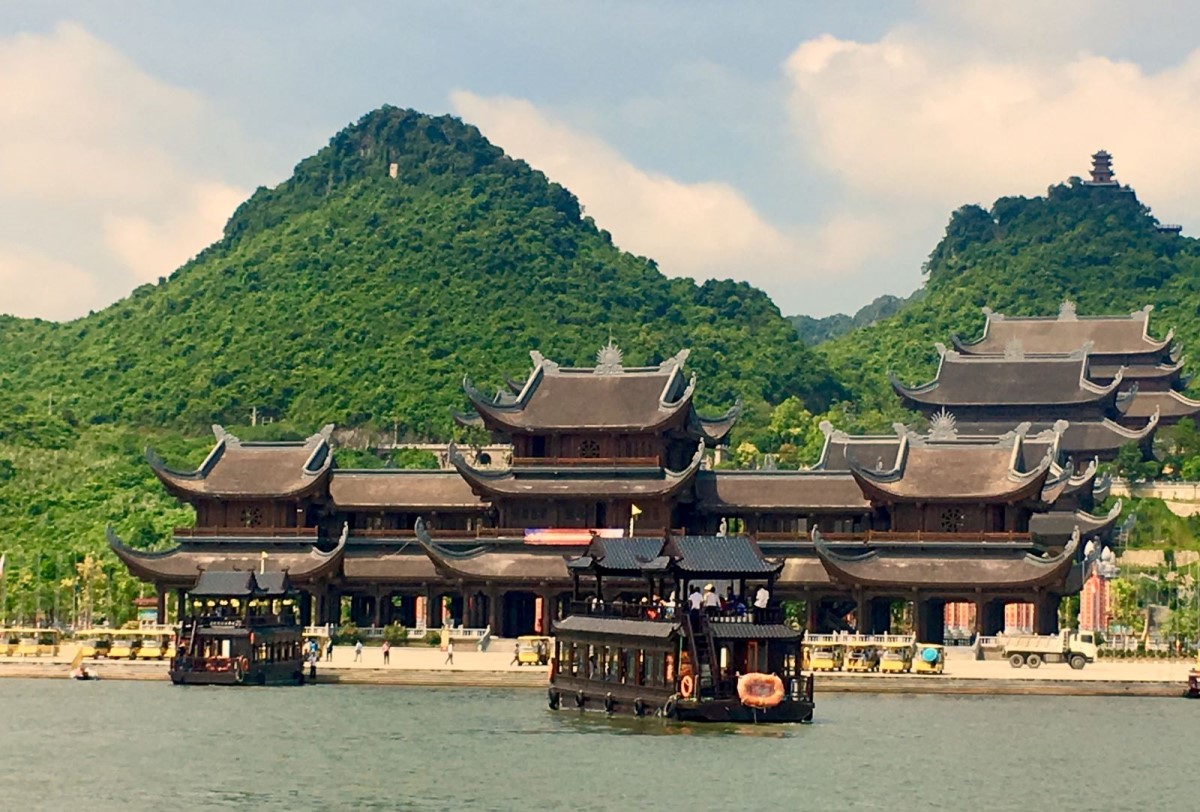Tam Chúc là một trong những ngôi chùa lớn nhất thế giới