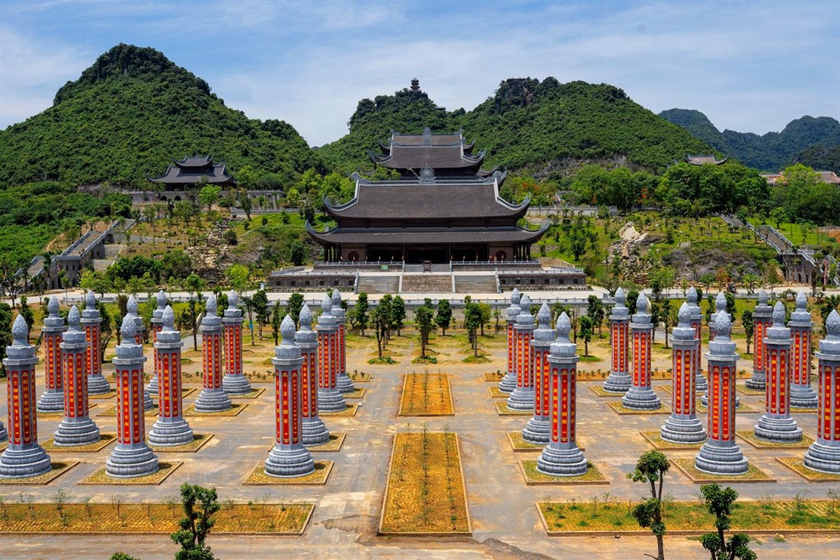 Khám phá 32 cột kinh Phật khổng lồ bằng đá
