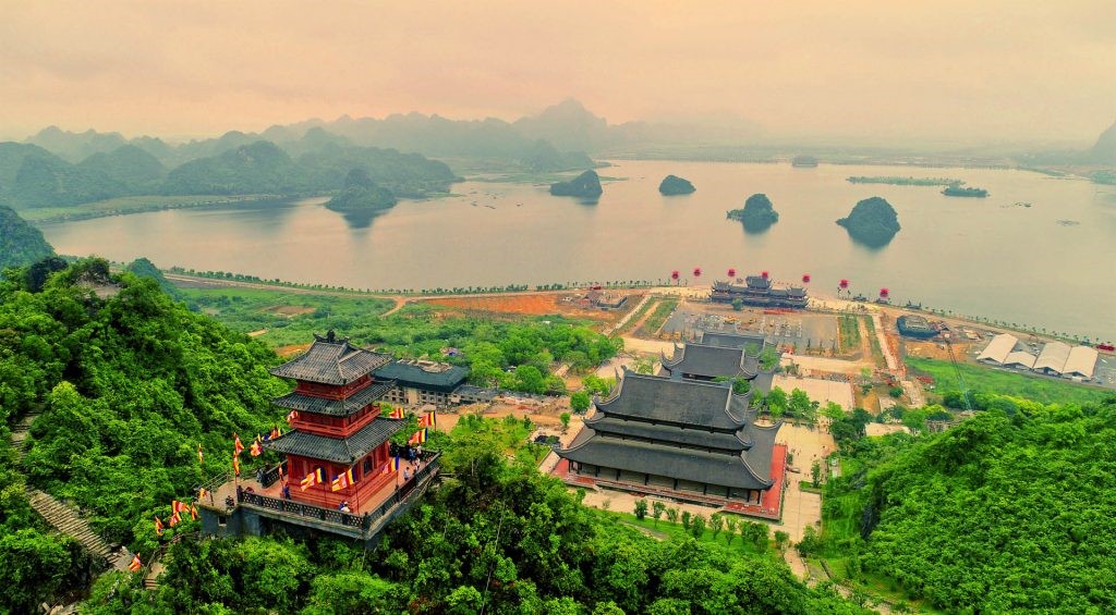 Ngắm nhìn khung cảnh hùng vĩ chùa Tam Chúc