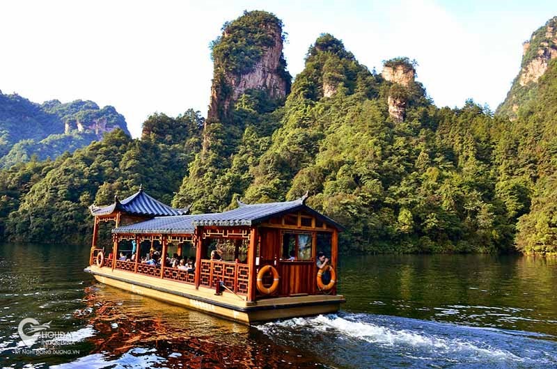 Ngồi thuyền dạo hồ Bảo Phong ngắm cảnh thiên nhiên hùng vĩ