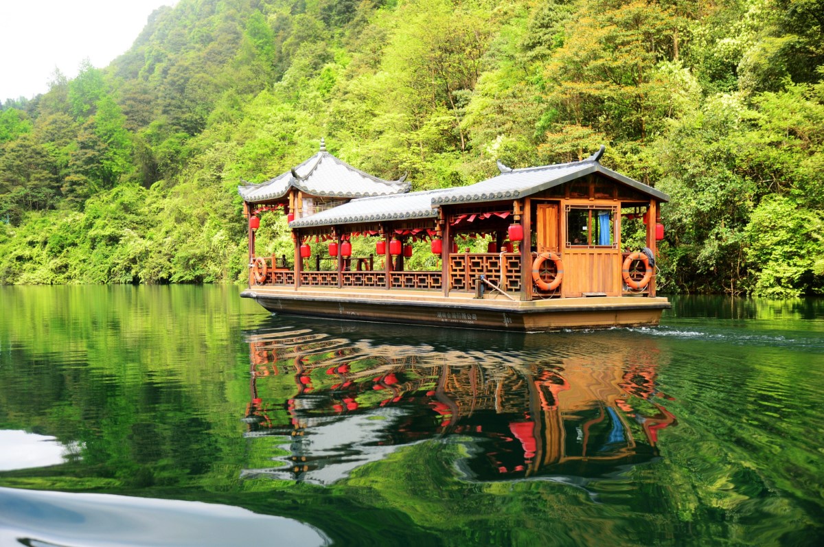 Ngồi thuyền dạo hồ Bảo Phong ngắm cảnh thiên nhiên hùng vĩ
