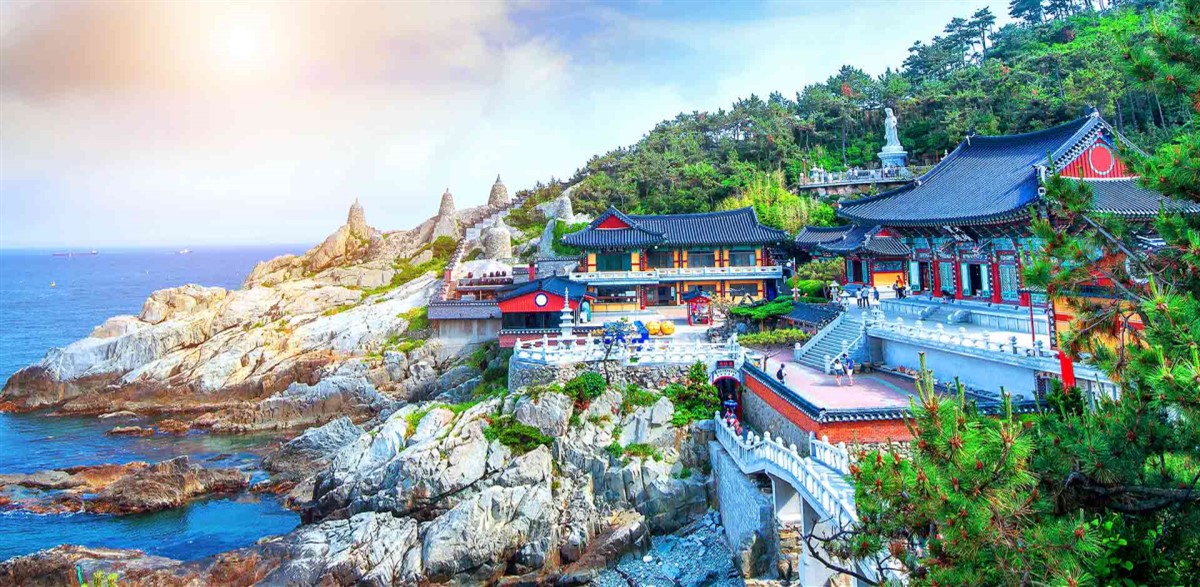 Chùa Haedong Yonggungsa - một trong những ngôi chùa cổ nhất Hàn Quốc
