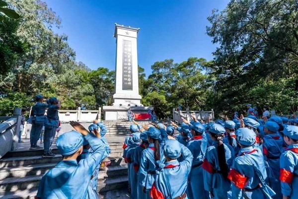 Đài tưởng niệm liệt sĩ cách mạng nhân dân Trung - Việt