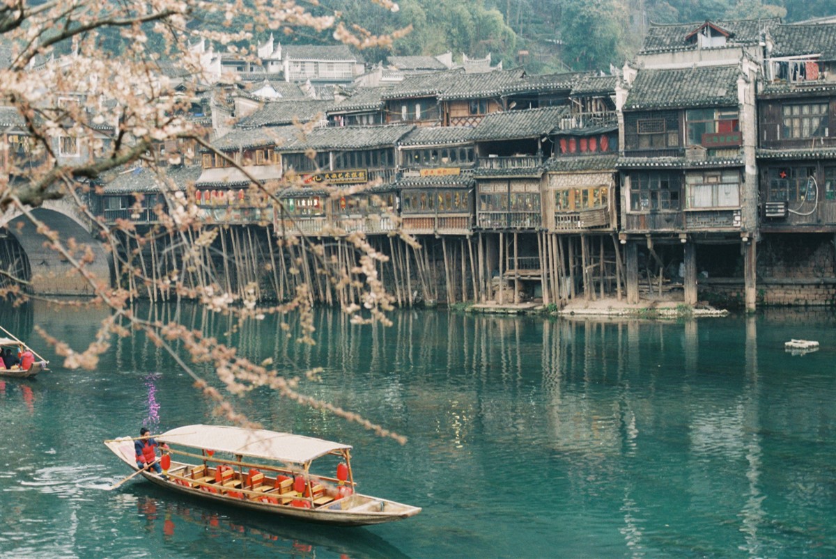 Tour du lịch TP. HCM - Ân Thi - Phượng Hoàng Cổ Trấn - Miêu Trại - Trương Gia Giới 5 ngày 4 đêm