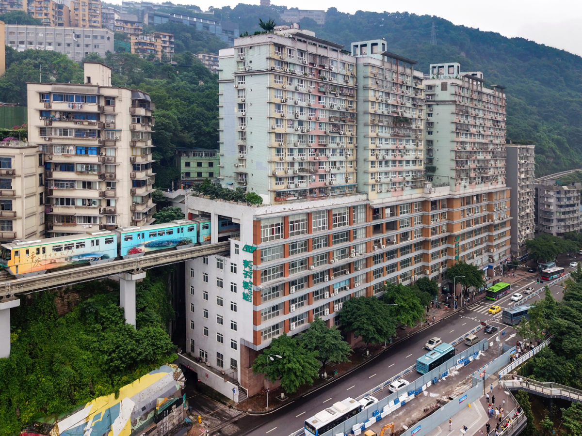 Ga tàu Lý Tử Bá – Tàu điện xuyên chung cư